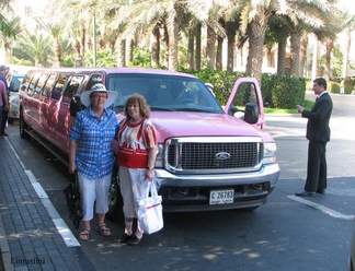 Eila+ja+Salme+autoineen+Dubaissa+v.2012